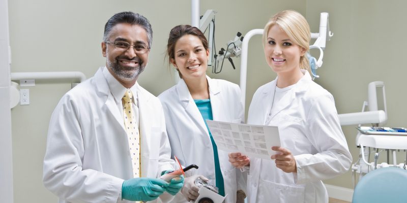 screen_2x Team of dentists